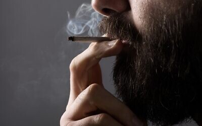 Un fumeur de marijuana. (Photo d'illustration : Mr KornFlakes/iStock by Getty Images)