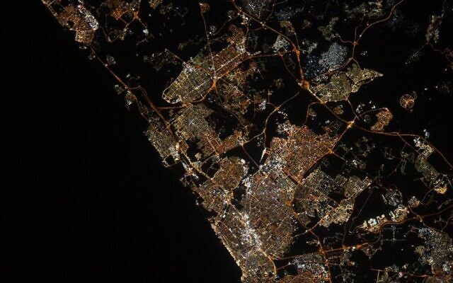 Une image des lumières de la ville de Tel Aviv la nuit prise depuis la Station spatiale internationale par l'astronaute italienne Samantha Cristoforetti. (Crédit : Samantha Cristoforetti/ISS via Twitter)