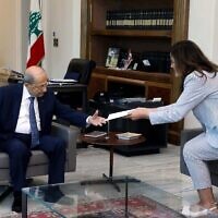 Le président libanais Michel Aoun reçoit une proposition de l'ambassadrice américaine au Liban Dorothy Shea pour résoudre un différend frontalier maritime avec Israël, le 1er octobre 2022. (Crédit : présidence libanaise)