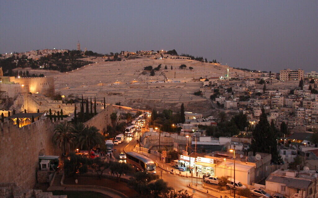 Vue du Mont des Oliviers et du quartier Silwan de Jérusalem, de nuit. (Crédit : Shmuel Bar-Am)