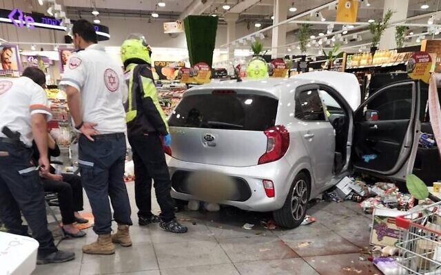 Cinq personnes ont été blessées quand un conducteur de voiture a perdu le contrôle de son véhicule qui a foncé dans un supermarché de Yehud, le 26 octobre 2022. (Crédit : MDA)