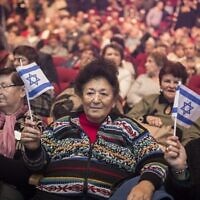 Des immigrants russes assistent à un événement marquant le 25e anniversaire de la grande vague d’aliya de l’ex-Union soviétique à Israël, au Centre de Convention de Jérusalem, le 24 décembre 2015. (Crédit : Hadas Parush/Flash90)