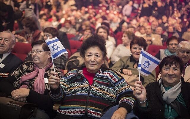 Des immigrants russes assistant à un événement marquant le 25e anniversaire de la grande vague d’alyah de l'ex-Union soviétique vers Israël, au Centre de Convention de Jérusalem, le 24 décembre 2015. (Crédit : Hadas Parush/Flash90)