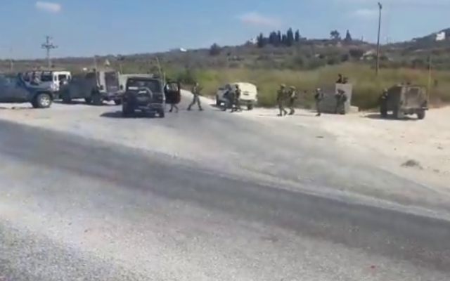 Des soldats israéliens sur les lieux d'une fusillade près de Shavei Shomron, en Cisjordanie, le 11 octobre 2022. (Capture d'écran : Twitter)