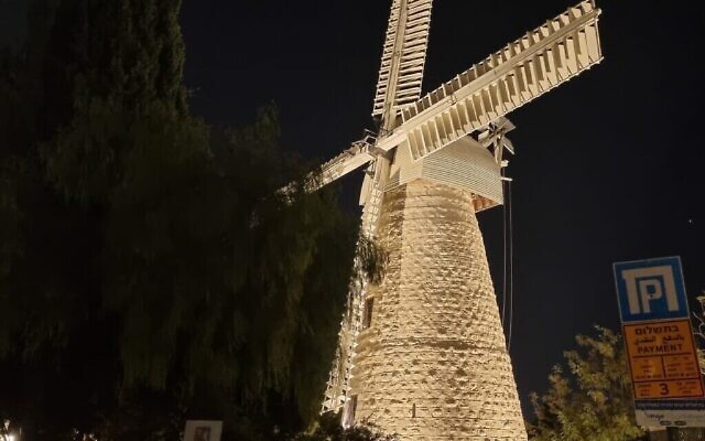 L’ancien moulin à vent du quartier Mishkenot Sha’ananim de Jérusalem. (Crédit : Shmuel Bar-Am)