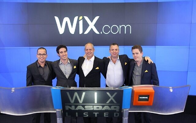 Le PDG de Wix, Avishai Abrahami, deuxième à partir de la droite, accompagné, de gauche à droite, du CMO Omer Shai, du président et COO Nir Zohar, du cofondateur et CTO Giora (Gig) Kaplan, et du cofondateur et vice-président du développement clientèle Nadav Abrahami, en novembre 2013. (Crédit : Nasdaq/Wix)