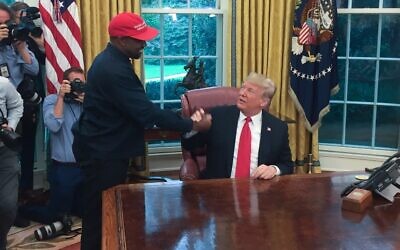 L'ancien président américain, Donald Trump, rencontrant le rappeur Kanye West dans le bureau ovale de la Maison Blanche, à Washington, le 11 octobre 2018. (Crédit : Sebastian Smith/AFP/Dossier)