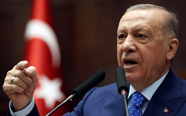 Le président turc Recep Tayyip Erdogan prononce un discours lors d'une réunion de son parti Justice et Développement à la Grande Assemblée nationale turque à Ankara, le 18 mai 2022. (Crédit : Adem Altan/AFP)