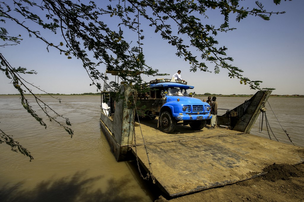Un camion débarque d'un ferry traversant le Nil Bleu dans l'état de Jazirah, à quelque 250 kilomètres au sud du captital du Soudan, le 26 septembre 2022. (Crédit : ASHRAF SHAZLY / AFP)