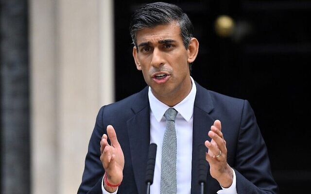 Le nouveau Premier ministre britannique, Rishi Sunak, prononce un discours devant le 10 Downing Street, dans le centre de Londres, le 25 octobre 2022. (Crédit : Daniel Leal/AFP)
