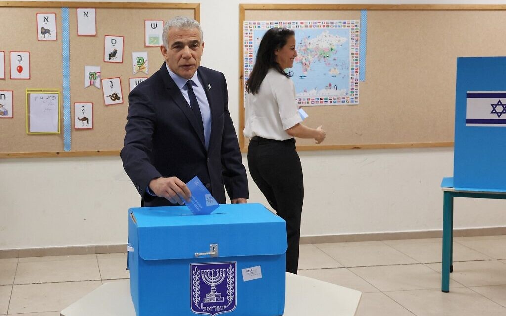  Le Premier ministre Yair Lapid votant dans un bureau de vote lors de la cinquième élection du pays en quatre ans, à Tel Aviv, le 1er novembre 2022. (Crédit : Jack Guez/AFP)