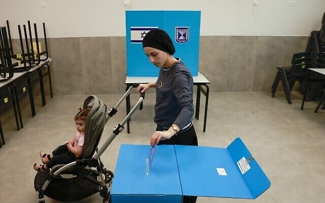 Une femme vote à Bnei Brak le 1er novembre 2022. (Crédit : Menahem KAHANA / AFP)