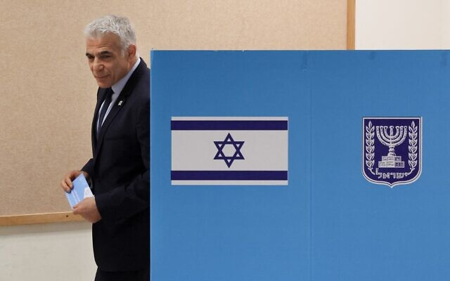 Le Premier ministre israélien Yair Lapid vote dans un bureau de vote de Tel Aviv lors de la cinquième élection du pays en quatre ans le 1er novembre 2022. (Crédit : JACK GUEZ / AFP)