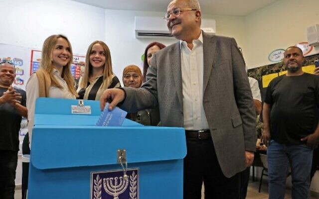 Ahmad Tibi, chef du parti (Taal , dépose son bulletin de vote dans un bureau de vote de la ville majoritairement arabe de Taybeh, dans le centre d'Israël, lors des élections nationales du 1er novembre 2022. (Crédit : AHMAD GHARABLI / AFP)