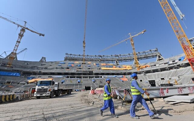 Illustration : Des travailleurs de la construction au stade Lusail du Qatar, à environ 20 kilomètres au nord de la capitale Doha, le 20 décembre 2019 . (Crédit : Giuseppe Cacace/AFP/ Archives)