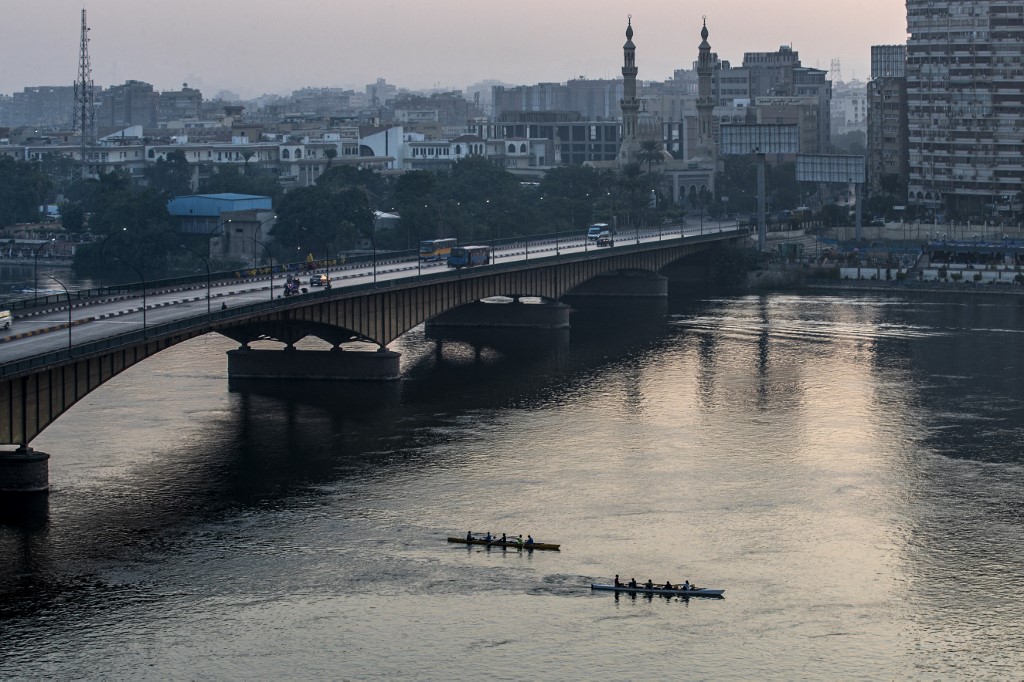Des athlètes rament dans le Nil, dans le centre de la capitale égyptienne Le Caire, au lever du soleil, le 3 novembre 2022. (Crédit : Mohammed ABED / AFP)