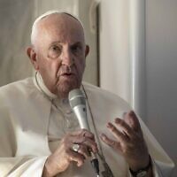 Le pape François répond aux questions des journalistes pendant le vol de retour à Rome, après son voyage apostolique à Bahreïn, le 6 novembre 2022. (Crédit : MAURIZIO BRAMBATTI / POOL / AFP)