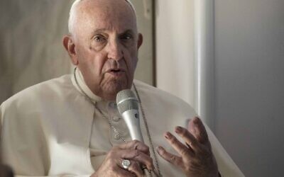 Le pape François répond aux questions des journalistes pendant le vol de retour à Rome, après son voyage apostolique à Bahreïn, le 6 novembre 2022. (Crédit : MAURIZIO BRAMBATTI / POOL / AFP)