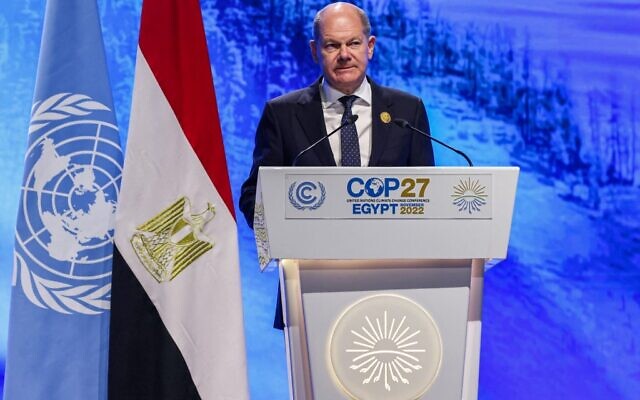 Le chancelier allemand Olaf Scholz prononce un discours lors du sommet des dirigeants de la conférence sur le climat COP27 au Centre international de convention de Sharm el-Sheikh, le 7 novembre 2022. (Crédit : AHMAD GHARABLI / AFP)