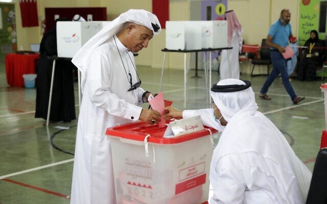 Un Bahreïni dépose son bulletin de vote dans un bureau de vote de la ville de Jidhafs, à environ 3 km à l'ouest de la capitale Manama, lors des élections législatives, le 12 novembre 2022. (Crédit : AFP)