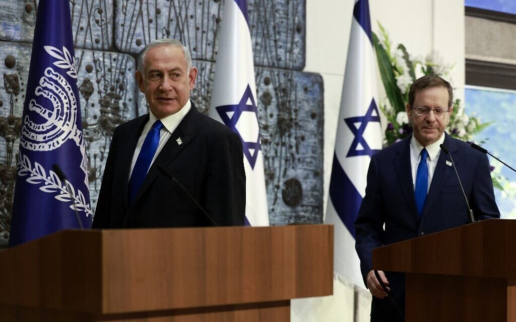 Le président israélien Isaac Herzog, à droite, et le président du parti du Likud  Benjamin Netanyahu à la résidence du président à Jérusalem, le 13 novembre 2022. (Crédit : Menahem KAHANA / AFP)