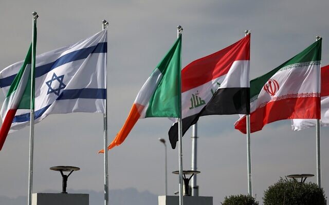 Des drapeaux flottent au vent à l'extérieur du Centre international de convention de Sharm el-Sheikh, pendant la conférence sur le climat COP27, le 14 novembre 2022. (Crédit : AHMAD GHARABLI / AFP)