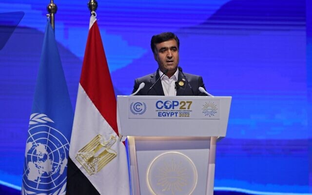 Le vice-président iranien Ali Salajegheh prononce un discours au Centre international de convention de Sharm el-Sheikh, lors de la conférence sur le climat COP27, le 15 novembre 2022. (Crédit : AHMAD GHARABLI / AFP)