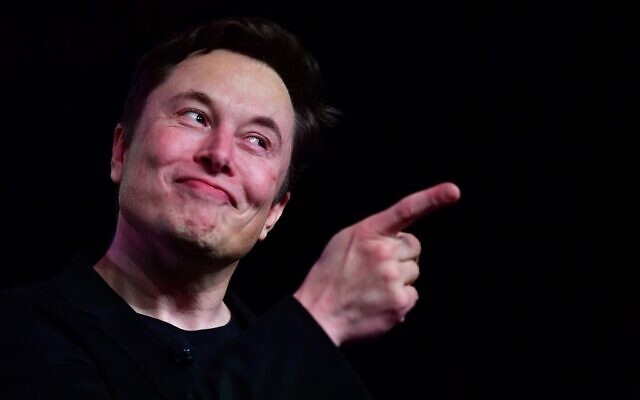 Le PDG de Tesla, Elon Musk, prenant la parole lors du dévoilement de la nouvelle Tesla Model Y, à Hawthorne, en Californie, le 14 mars 2019. (Crédit : Frederic J. Brown/AFP/Archives)