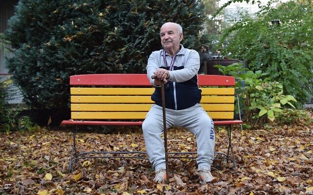 Le survivant de la Shoah ukrainien Borys Shyfrin est assis sur un banc dans le jardin de sa maison de retraite à Francfort-sur-le-Main, dans l'ouest de l'Allemagne, le 2 novembre 2022. (Crédit : Sam REEVES / AFP)