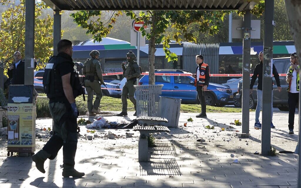 Les forces de sécurité israéliennes sur les lieux d'une explosion à un arrêt de bus à Jérusalem, le 23 novembre 2022. (Crédit : Menahem KAHANA / AFP)
