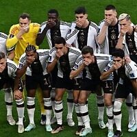 Les joueurs allemands se couvrent la bouche en posant pour une photo de groupe pendant un match de football du groupe E dans la Coupe du monde 2022 qui se déroule au Qatar, le 23 novembre 2022. (Crédit : Anne-Christine POUJOULAT / AFP)