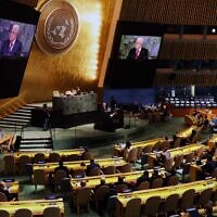 Le dirigeant de l'Autorité palestinienne, Mahmoud Abbas, brandissant un graphique à la 77e session de l'Assemblée générale des Nations unies, au siège de l'ONU à New York, le 23 septembre 2022. (Crédit : Spencer Platt/Getty Images/AFP)