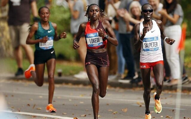 La Kenyane, Sharon Lokedi, et l’Israélienne Lonah Chemtal Salpeter, participant au marathon féminin de New York City, à New York, le 6 novembre 2022. (Crédit : Sarah Stier/Getty Images/AFP)