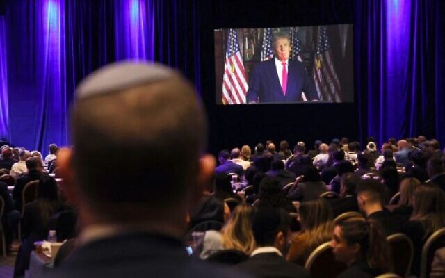 L'ancien président américain, Donald Trump, s'exprimant par visioconférence lors de la réunion annuelle des dirigeants de la Coalition juive républicaine à Las Vegas, au Nevada, le 19 novembre 2022. (Crédit : Scott Olson/ AFP)