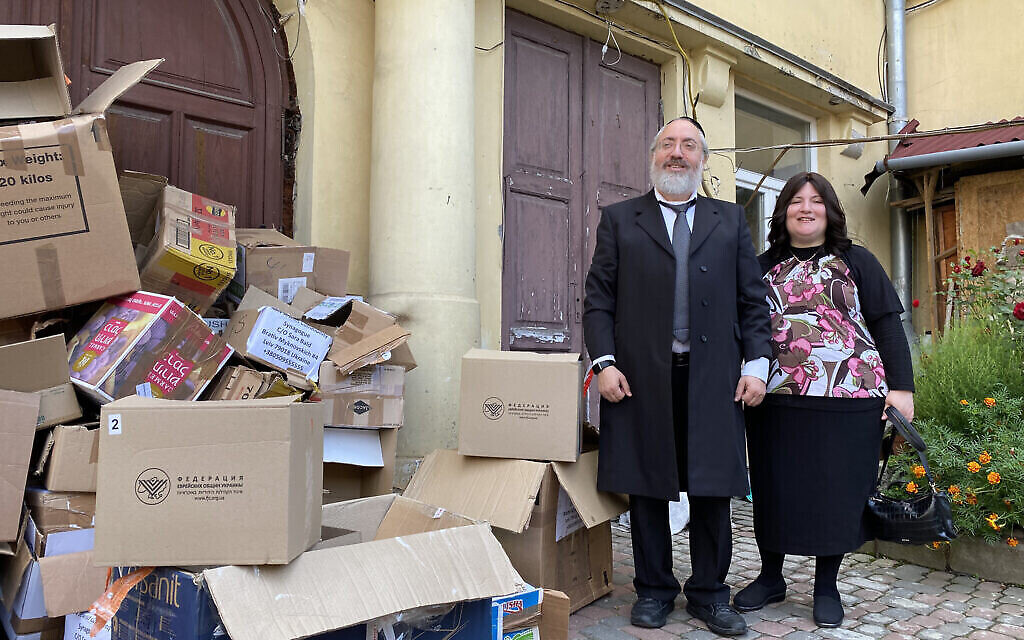 Le rabbin Mordechai Bald et son épouse, Sara, ont distribué des milliers de boîtes de fournitures aux réfugiés juifs de toute l’Ukraine à Lviv. Des boîtes de produits vides qu’ils ont distribuées jonchent le sol à l’extérieur de la synagogue. (Crédit : Jacob Judah/JTA)