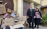 Le rabbin Mordechai Bald et son épouse, Sara, ont distribué des milliers de boîtes de fournitures aux réfugiés juifs de toute l’Ukraine à Lviv. Des boîtes de produits vides qu’ils ont distribuées jonchent le sol à l’extérieur de la synagogue. (Crédit : Jacob Judah / JTA)