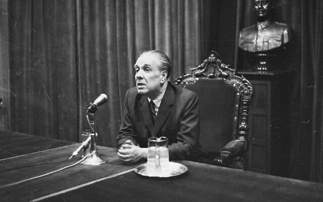 Le poète argentin, Jorge Luis Borges, tenant une conférence de presse à Madrid, en Espagne, en 1963. (Crédit : Getty Images via JTA)