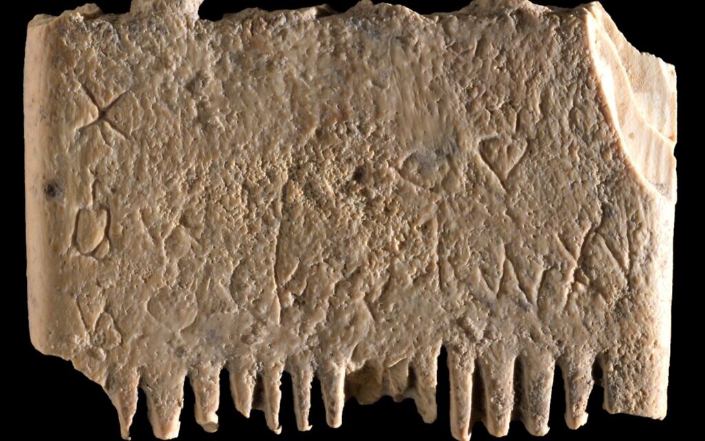 Inscription du XVIIe siècle avant J.-C. en écriture cananéenne ancienne provenant de Lachish, gravée sur un peigne à poux en ivoire (Crédit : Dafna Gazit, Autorité des antiquités d'Israël)