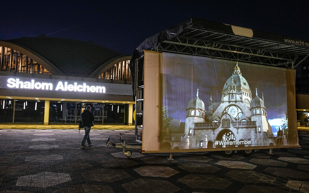 Une projection de l'ancienne synagogue est vue à son emplacement historique à Dortmund, en Allemagne, le 9 novembre 2021, pour marquer le 83e anniversaire du pogrom anti-juif de la Nuit de cristal. (Crédit : Martin Meissner/AP)
