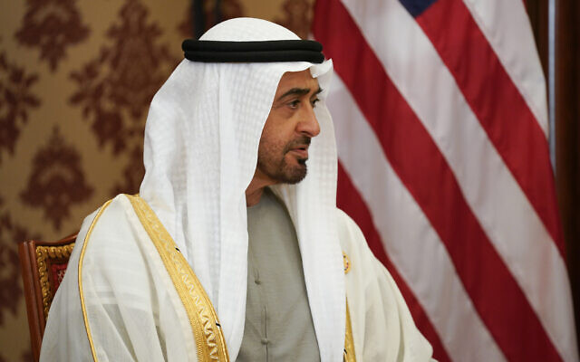 Le prince héritier d'Abou Dhabi, Mohammed bin Zayed Al Nahyan, assis lors d'une réunion avec le président américain Joe Biden (non visible) à Djeddah, en Arabie saoudite, le 16 juillet 2022. (Crédit : Evan Vucci/AP)