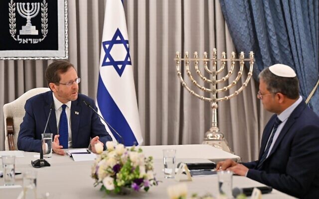 Le leader d'Otzma Yehudit Itamar Ben Gvir (R) rencontre le président Issac Herzog à Jérusalem le 10 novembre 2022 (Crédit : Kobi Gideon/GPO)