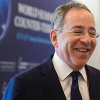 L'ambassadeur américain en Israël Tom Nides participant à une conférence à l'université Reichman, à Herzliya, le 11 septembre 2022. (Crédit : Avshalom Sassoni/Flash90)