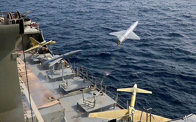 Sur cette photo publiée par l’armée iranienne le 25 août 2022, un drone est lancé depuis un navire de guerre lors d’un exercice militaire de drone en Iran. (Crédit : Armée iranienne/AP)