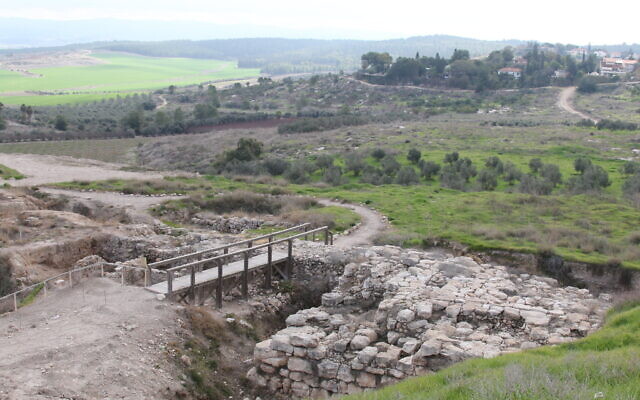 Vue panoramique du parc national de Tel Gezer. (Crédit : Shmuel Bar-Am)