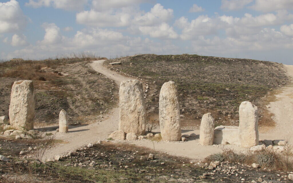 Pierres dressées verticales cananéennes à Tel Gezer (Crédit : Shmuel Bar-Am)