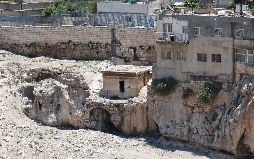 Un tombeau dans le quartier de Silwan à Jérusalem, connu depuis des siècles comme le tombeau de la fille du Pharaon. (Crédit : Shmuel Bar-Am)