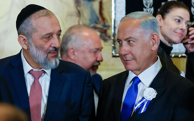 Le leader du Likud Benjamin Netanyahu et le chef du Shas Aryeh Deri lors de la cérémonie de prestation de serment de la 25e Knesset, au bâtiment du Parlement à Jérusalem, le 15 novembre 2022. (Crédit : Olivier Fitoussi/Flash90)