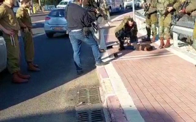 Des soldats israéliens arrêtent un adolescent palestinien portant un couteau près d'Hébron, le 18 novembre 2022. (Crédit : Sauveteurs sans frontières)