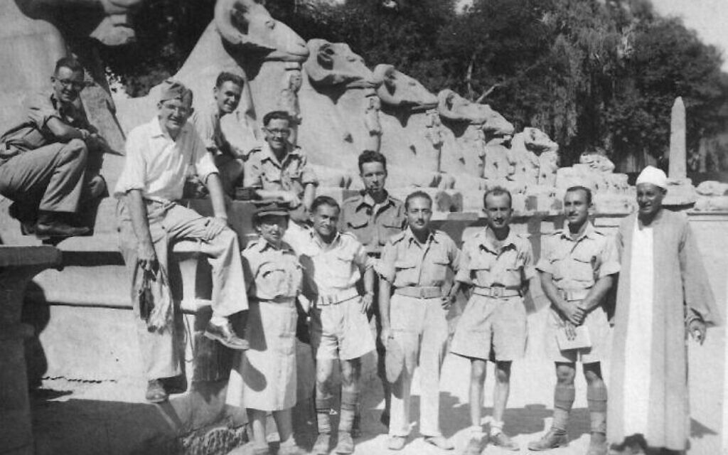 Un groupe de soldats de la Brigade juive à Karnak, près de Louxor, en Égypte, en septembre 1944. (Crédit : Domaine public via Wikimedia Commons)