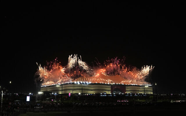 Des feux d'artifice explosent au-dessus du stade Al Bayt avant le début du match de football du groupe A de la Coupe du monde entre le Qatar et l'Équateur à Al Khor, au Qatar, le dimanche 20 novembre 2022. (Crédit : Alessandra Tarantino/AP)
